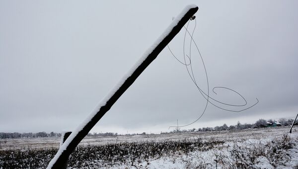 Оборванные линии электропередач в поселке Донецкий ЛНР. Архивное фото