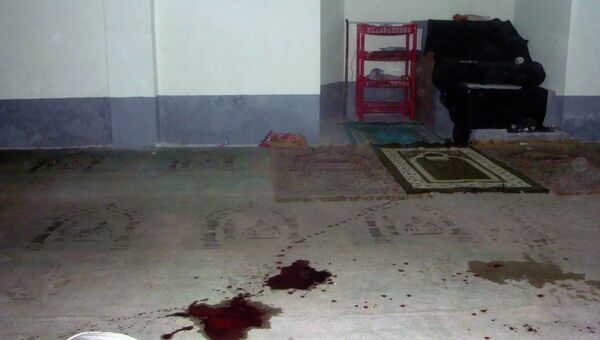 Следы крови в шиитской мечети города Богра, Бангладеш