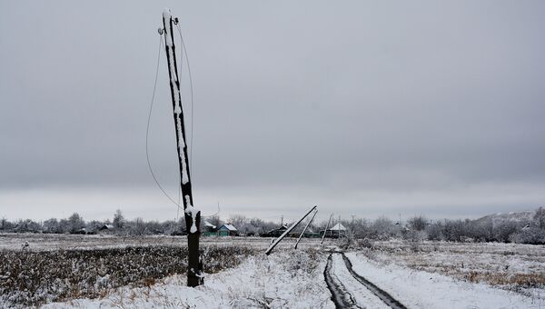 Оборванные линии электропередач в поселке Донецкий ЛНР. Архивное фото