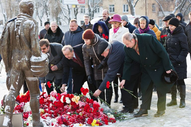 Жители несут цветы к памятнику авиаторам в центре Липецка в память о подполковнике липецкого авиацентра ВВС России Олеге Пешкове