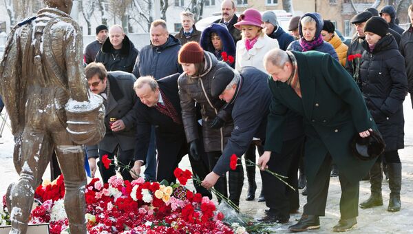 Жители несут цветы к памятнику авиаторам в центре Липецка в память о подполковнике липецкого авиацентра ВВС России Олеге Пешкове