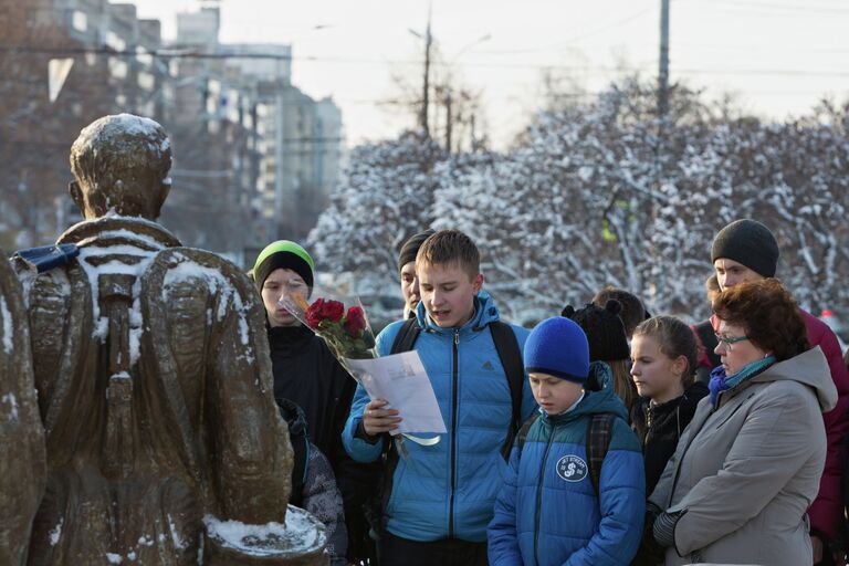 Жители несут цветы к памятнику авиаторам в центре Липецка в память о подполковнике липецкого авиацентра ВВС России Олеге Пешкове