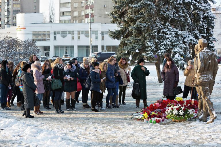 Жители несут цветы к памятнику авиаторам в центре Липецка в память о подполковнике липецкого авиацентра ВВС России Олеге Пешкове