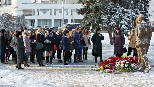 Жители несут цветы к памятнику авиаторам в центре Липецка в память о подполковнике липецкого авиацентра ВВС России Олеге Пешкове