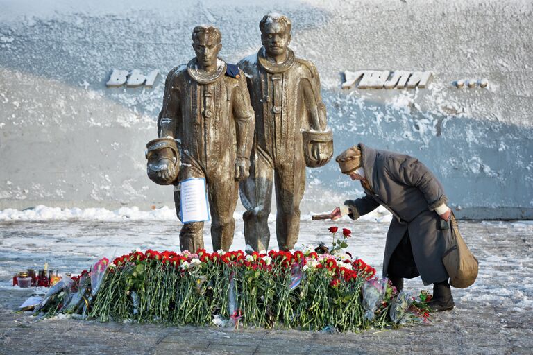 Жители несут цветы к памятнику авиаторам в центре Липецка в память о подполковнике липецкого авиацентра ВВС России Олеге Пешкове