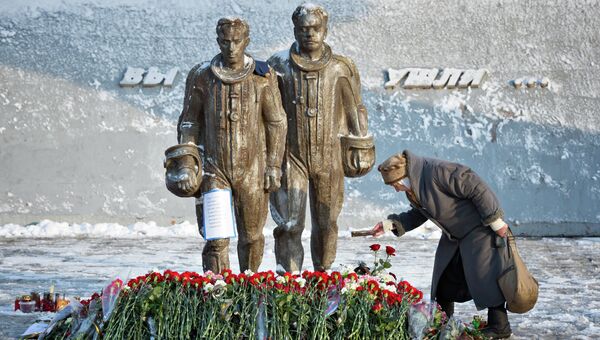 Жители несут цветы к памятнику авиаторам в центре Липецка в память о подполковнике липецкого авиацентра ВВС России Олеге Пешкове