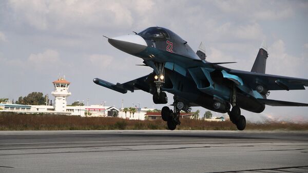 Российский истребитель-бомбардировщик Су-34 взлетает с авиабазы Хмеймимв Сирии