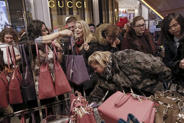 Магазин женских сумок в универмаге Macy's в Нью-Йорке во время черной пятницы