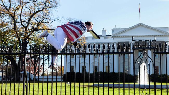 Неизвестный перелез через ограду Белого Дома, США