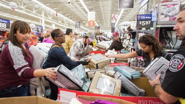 Покупатели в универмаге Walmart во время черной пятницы, США. Архив
