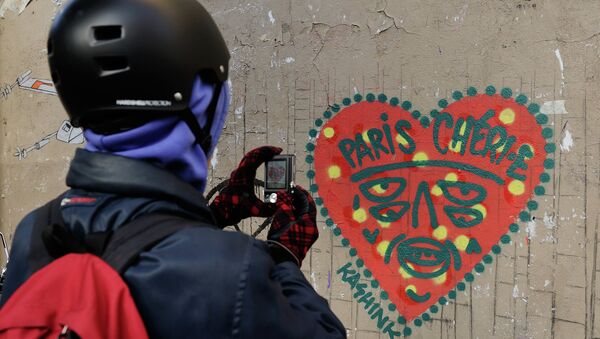 Граффити на улицах Парижа в память о терактах, архивное фото