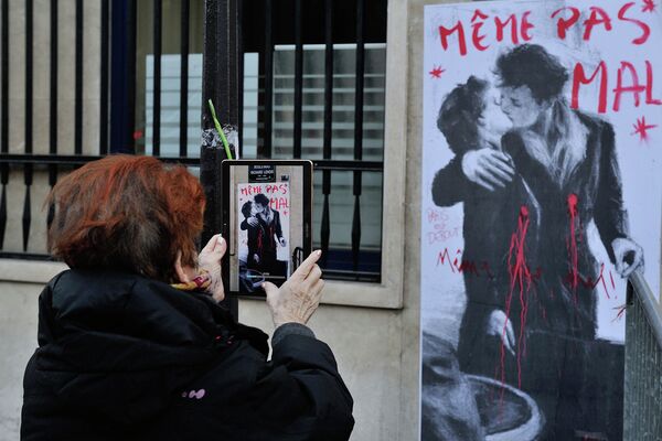 Постер, размещенный на одной из улиц Парижа в память о терактах