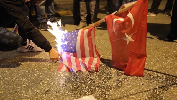 Греки сожгли флаги США и Турции в знак протеста против обстрела Су-24