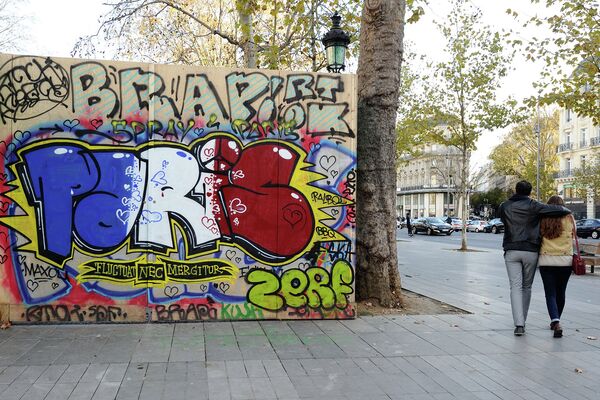 Граффити на улицах Парижа в память о терактах
