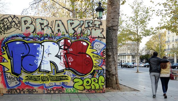 Граффити на улицах Парижа в память о терактах. Архивное фото
