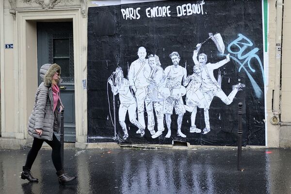 Постер, размещенный на одной из улиц Парижа в память о терактах