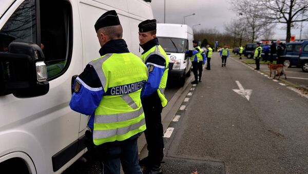 Французские жандармы производят проверку документов. Архивное фото