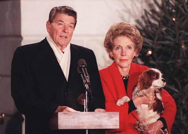 Бывший президент США Рональд Рейган с супругой и псом Рексом во время церемонии зажжения новогодней елки в Белом дома. Вашингтон, 1985 год