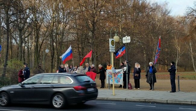 Пикет у посольства Турции в Берлине в связи с катастрофой российского Су-24, сбитого турецкими ВВС