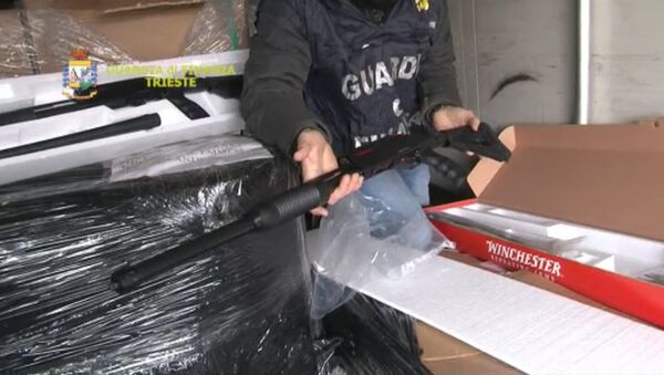 Полиция Италии конфисковала 800 дробовиков из Турции. Оперативная съемка