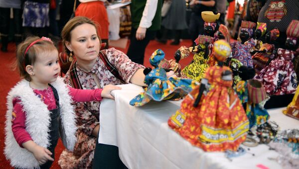 Посетители на ежегодном благотворительном мероприятии Международного Женского клуба IWC Moscow Зимний базар