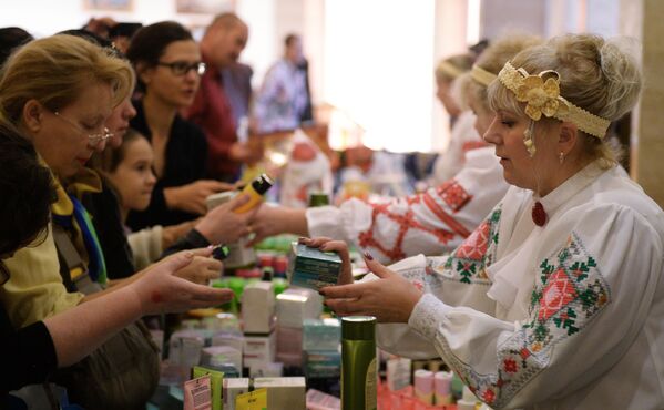 Торговля на ежегодном благотворительном мероприятии Международного Женского клуба IWC Moscow Зимний базар