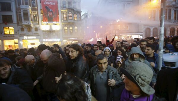 Акция протеста в Стамбуле после сообщения об убийстве главы Ассоциации адвокатов турецкого Диярбакыра Тахира Эльчи