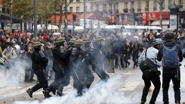 Столкновения протестующих с полицией на демонстрации по защите климата в Париже