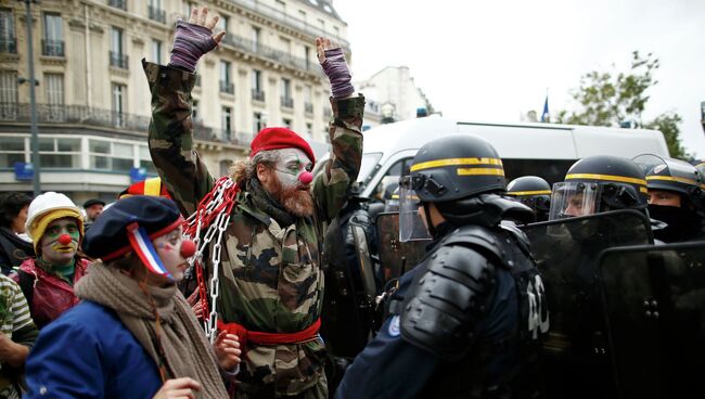 Столкновения протестующих с полицией на демонстрации в преддверии конференции по климату в Париже