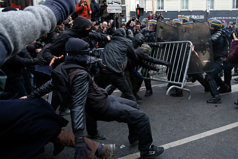 Столкновения протестующих с полицией на демонстрации в преддверии конференции по климату в Париже