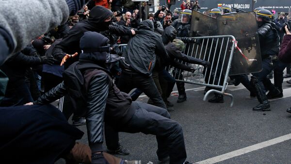 Столкновения протестующих с полицией на демонстрации в преддверии конференции по климату в Париже
