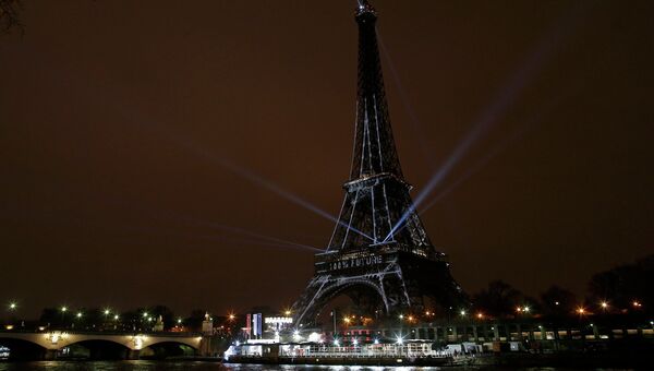 Надпись на Эйфелевой башне 100% будущее в преддверии конференции по климату в Париже