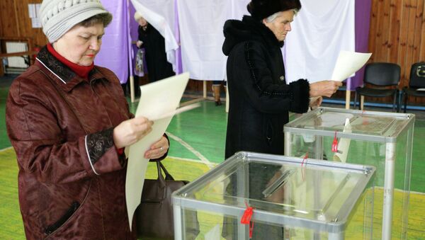 Женщины на избирательном участке в Мариуполе