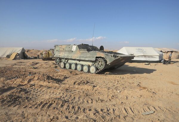 БМП медицинской службы Сирийской арабской армии (САА) на боевых позициях в 20 километрах от города Пальмира