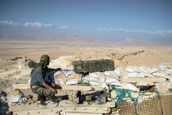 Боец из подразделения Сирийского народного ополчения на наблюдательном пункте в 20 км к западу от Пальмиры
