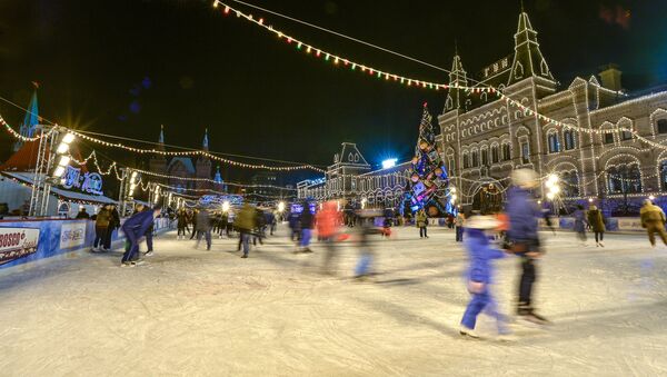 Жители катаются на коньках на ГУМ Катке на Красной площади в Москве. Архивное фото