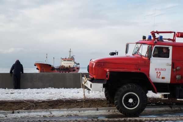 Вид с городской набережной на танкер Надежда, севший на мель в акватории порта Невельск Сахалинской области