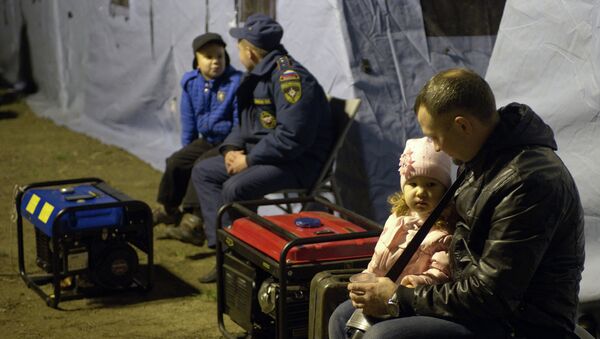 Местные жители в палаточном городке МЧС России в Симферополе