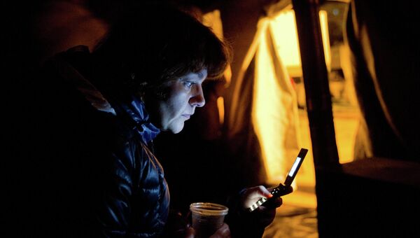 Местная жительница в палаточном городке МЧС России в Симферополе