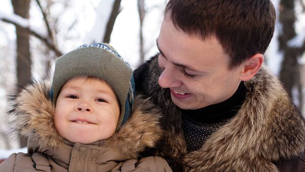 Отец с сыном в зимнем парке. Архивное фото