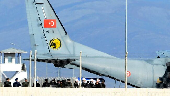 Турецкий самолет с телом российского пилота Су-24 Олега Пешкова в аэропорту Хатай, Турция. Архивное фото