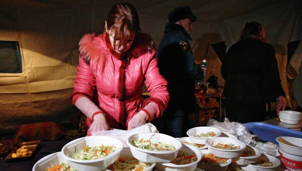Волонтеры готовят еду для местных жителей и ремонтников в городке МЧС в Крыму