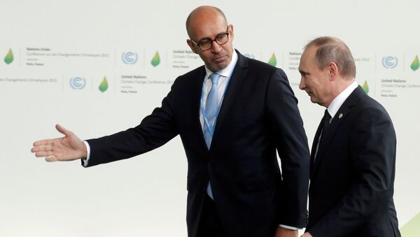 Госсекретарь Франции по европейским делам Арлем Дезир приветствует президента России Владимира Путина на Всемирной климатической конференции ООН