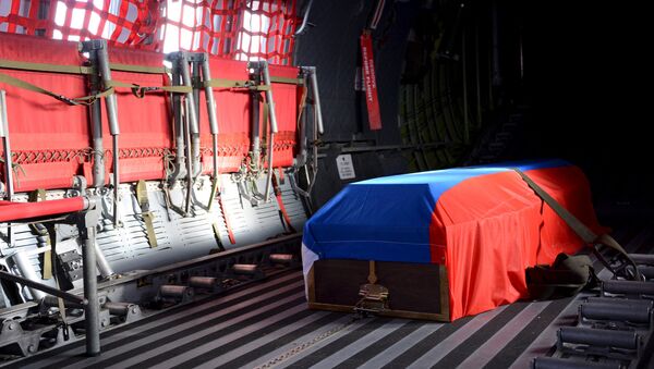 Гроб с телом российского летчика Су-24 Олега Пешкова покидает аэропорт Хатай, Турция
