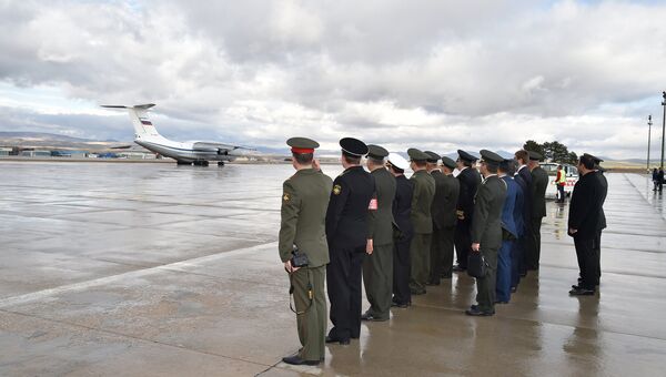 Российский самолет с телом погибшего пилота Су-24 Олега Пешкова покидает аэропорт Анкары, Турция