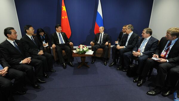 Президент России Владимир Путин и председатель Китайской Народной Республики (КНР) Си Цзиньпин на климатической конференции ООН в Париже