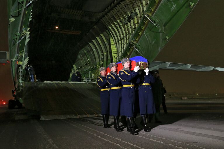 Глава Минобороны С.Шойгу и главком ВКС России В.Бондарев встретили самолет с телом командира Су-24 Олегом Пешковым в аэропорту Чкаловском