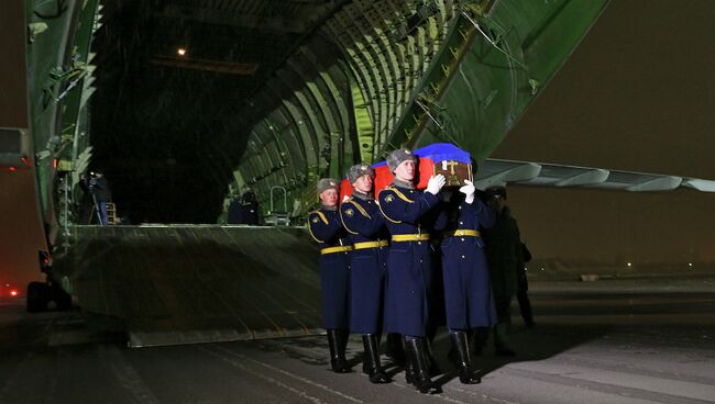 Самолет военно-транспортной авиации Минобороны России доставил из Анкары тело Героя Российской Федерации, командира экипажа Су-24 Олега Пешкова. Архивное фото