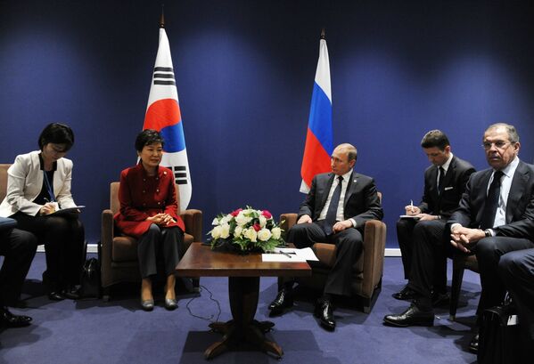 Президент России Владимир Путин и президент Республики Кореи Пак Кын Хе во время встречи в Париже