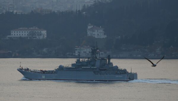 Большой десантный корабль ВМФ России Цезарь Куников в проливе Босфор, Турция. Ноябрь 2015